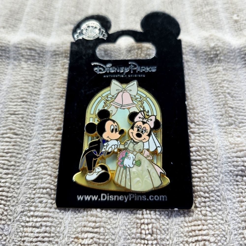 Disney Parks Mickey and Minnie in Chapel Wedding Groom Bride Pin New on Card